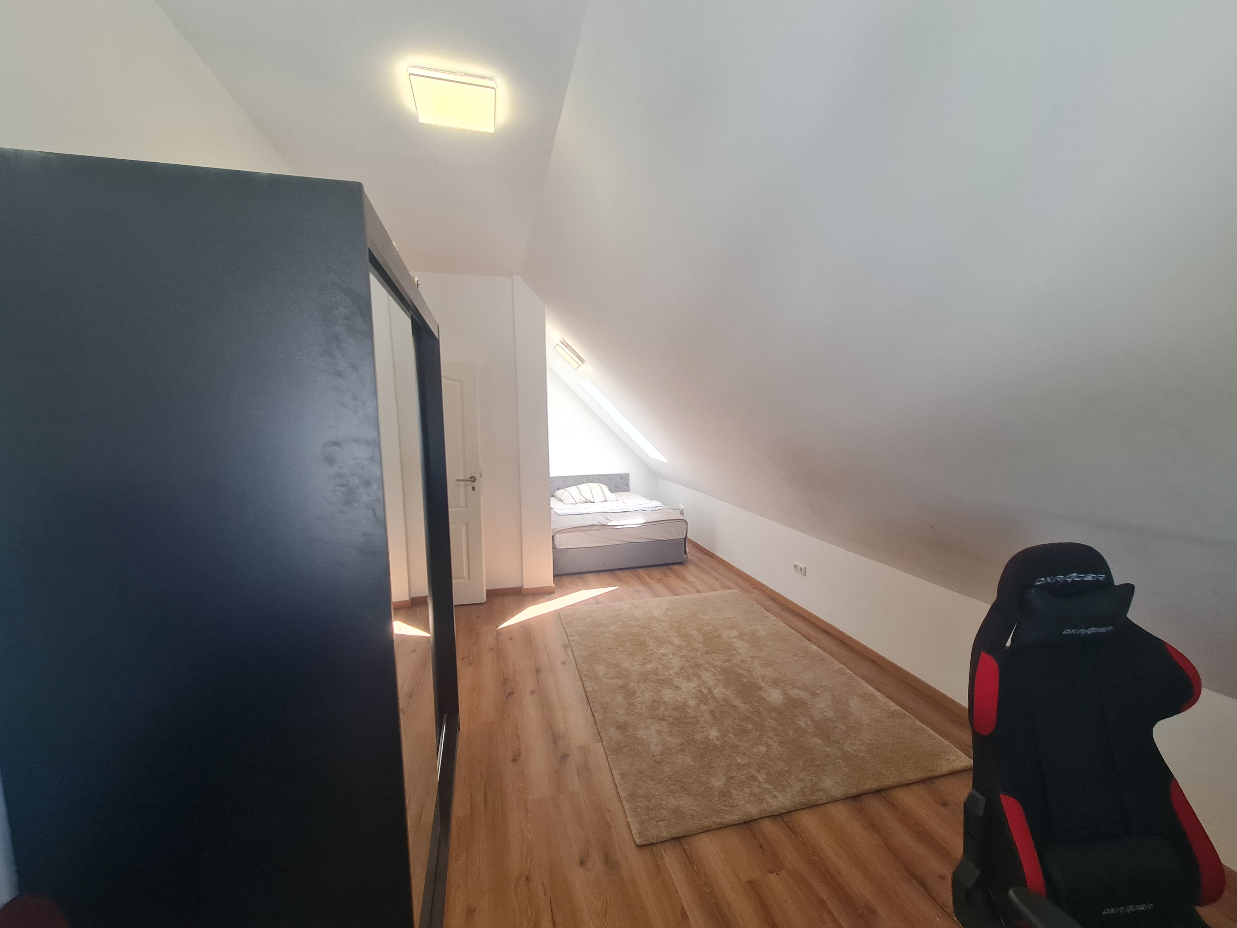 Zimmer links 2. OG